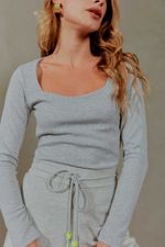 02038520_0010_2-BLUSA-MALHA-DECOTE-QUADRADO