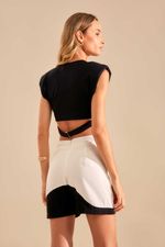 02040749_0002_3-BLUSA-MALHA-DECOTE-PREGAS